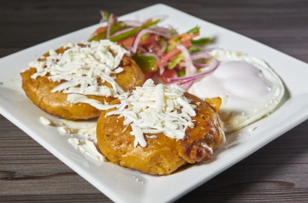 TORTILLAS DE VERDE DE CARNE CON HUEVO FRITO